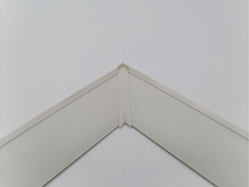 98104 угол внутренний 90 гр.черный к плинтусу PL